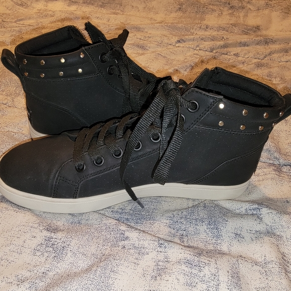 Shoes - Picture 3 of 4